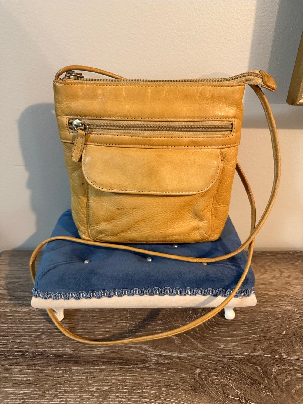 Stone Mountain Tan/Yellow Leather Crossbody Small 7x7x2 22.5” Strap Drop EUC